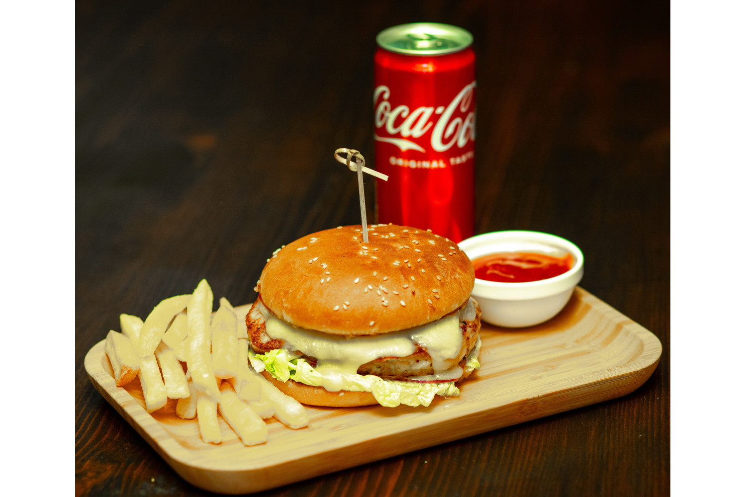Бургер меню (курятина)(бургер, карт.фрі, кетчуп, Кока-Кола), 800г.