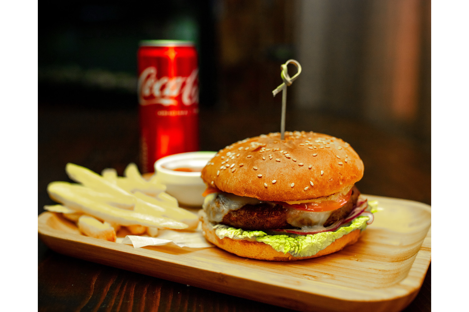 Бургер меню (свин.-гов.) (бургер, карт.фрі, кетчуп, Кока-Кола), 800г.