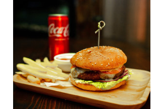 Бургер меню (свин.-гов.) (бургер, карт.фрі, кетчуп, Кока-Кола), 800г.