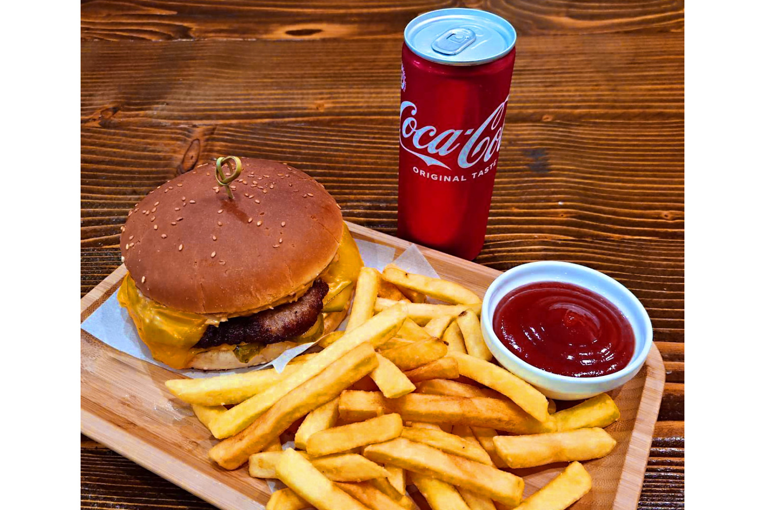 Чізбургер меню (говядина), (чізбургер, карт.фрі, кетчуп, Кока-Кола), 700г
